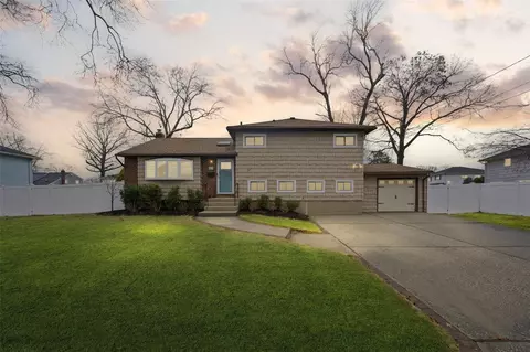 521 Benjamin Rd, North Babylon, NY 11703