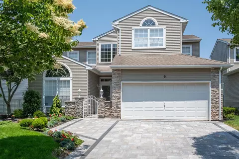 9 Hamlet Dr, Hauppauge, NY 11788