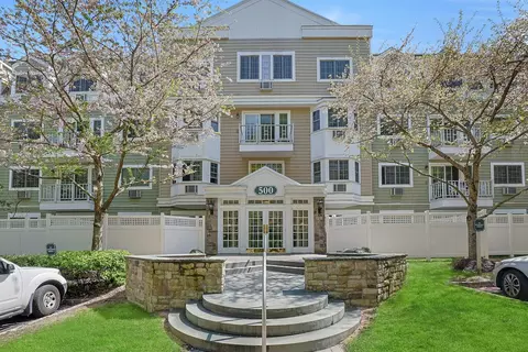 500 Pondside Dr #2E, Greenburgh, NY 10607