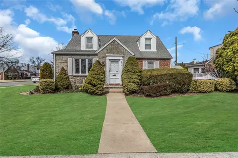 3 Lipton Ln, North Hempstead, NY 11596