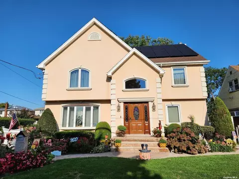 206 Wardwell Rd, North Hempstead, NY 11501