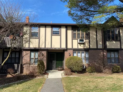 963 Sierra Vista Ln, Clarkstown, NY 10989