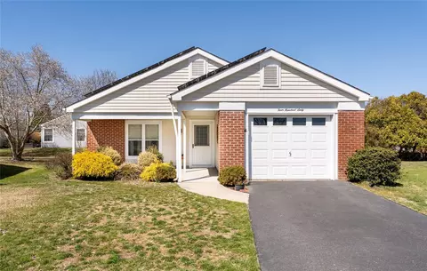 460 Summerwood Ct, Ridge, NY 11961