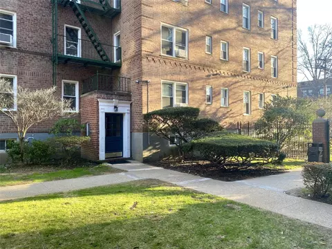 30 Cathedral Ave #3D, Hempstead, NY 11550