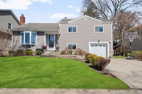 54 Circle Dr, Syosset, NY 11791