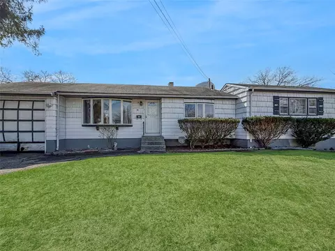 14 Morton St, Brentwood, NY 11717