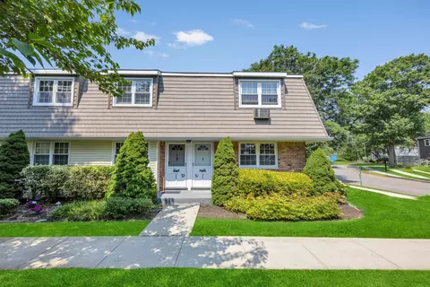 3231 Wilshire Ln #3231, Oakdale, NY 11769