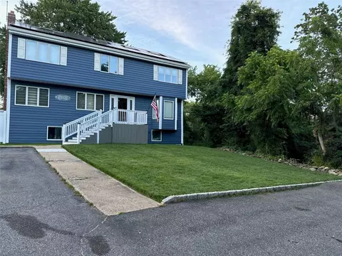 195 Kensington Ct, Copiague, NY 11726