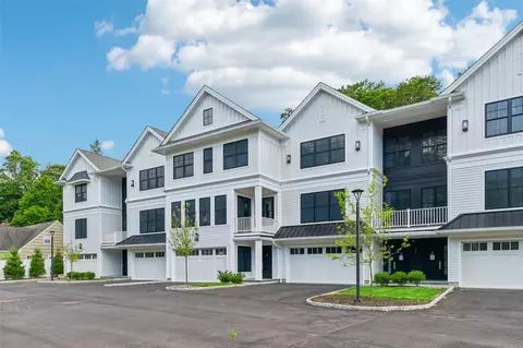 133 Spring Rd #9, Huntington, NY 11743