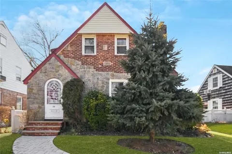 34 Highland Pl, North Hempstead, NY 11020