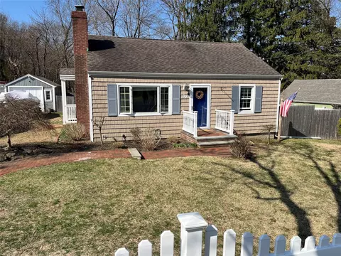 37 Edwards Pl, Huntington Station, NY 11746