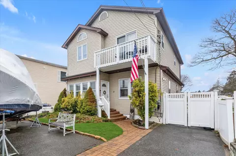 20 Beverly Rd, Wantagh, NY 11793