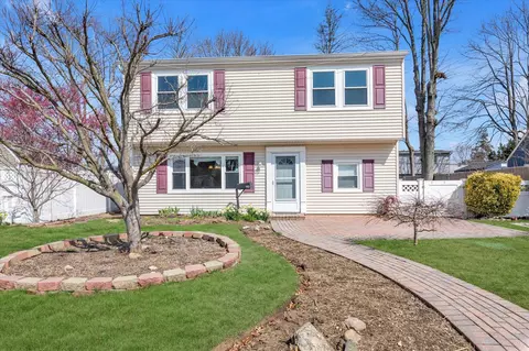 113 Shelter Ln, Levittown, NY 11756