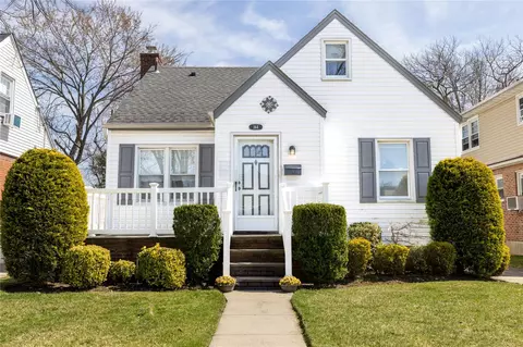 164 Sylvia Ln, North Hempstead, NY 11040