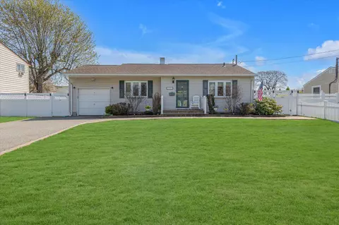 1011 Carll Dr, Bay Shore, NY 11706
