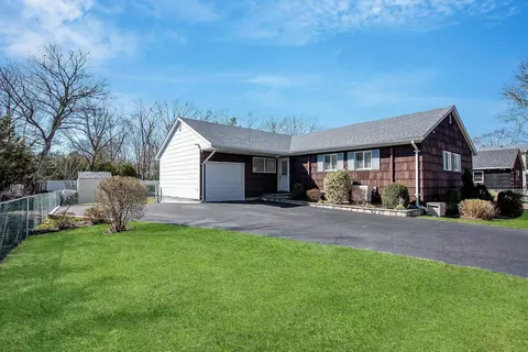 80 Teddy Ct, Ronkonkoma, NY 11779