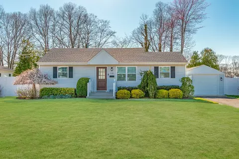 130 Meroke Ln, East Islip, NY 11730