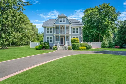 318 Woodhollow Rd, Great River, NY 11739