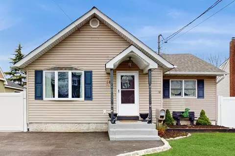 148 Smith Ave, Islip, NY 11751