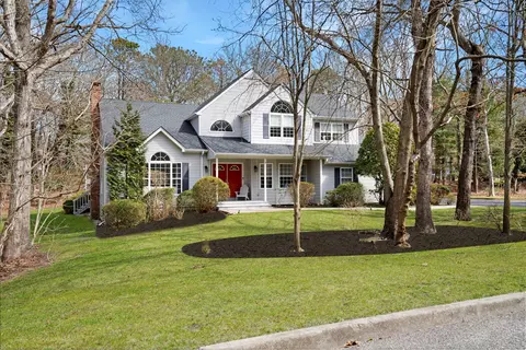 7 Gateway Ln, Manorville, NY 11949