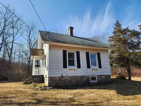 352 Bull Rd, Rock Tavern, NY 12575