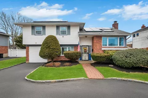 41 Marilynn St, East Islip, NY 11730