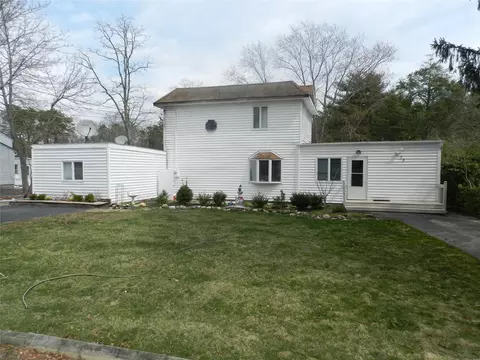 79 Pennsylvania Ave, Medford, NY 11763