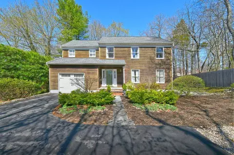 11 Lotowana Ln, Stony Brook, NY 11790