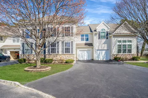 17 Grand Canyon Ct #17, Bohemia, NY 11716