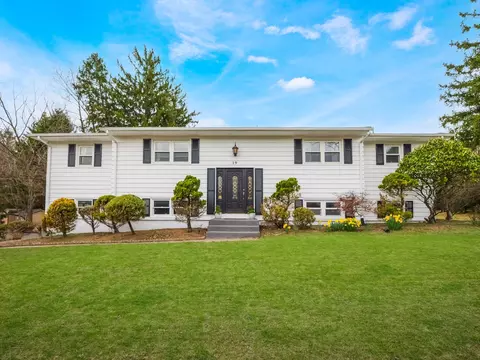 19 Orchard Ct, Ramapo, NY 10977