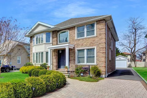 61 Macgregor Ave, North Hempstead, NY 11577