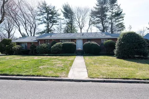 10 Aspen Ave, Greenlawn, NY 11740