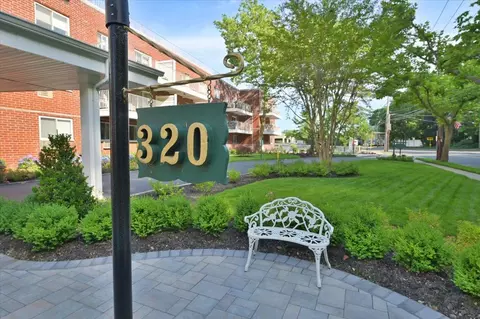 320 E Shore Rd #1 C, North Hempstead, NY 11023