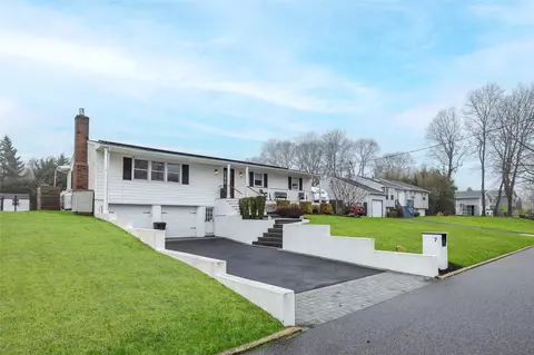 7 Beverly Ln, East Moriches, NY 11940