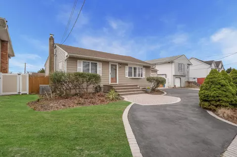 18 9th St, Ronkonkoma, NY 11779