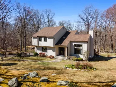 5 Canaan Cir, Lewisboro, NY 10590