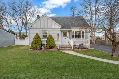 350 N Fulton Ave, Lindenhurst, NY 11757