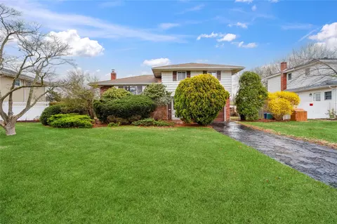 20 Hofstra Dr, Smithtown, NY 11787