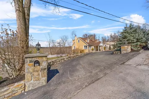 183 Lake Baldwin Dr, Mahopac, NY 10541