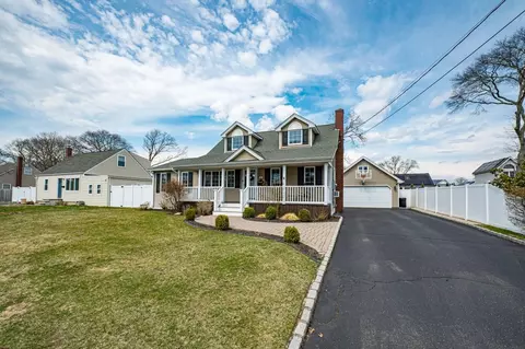 19 Elaine Dr, Sayville, NY 11782