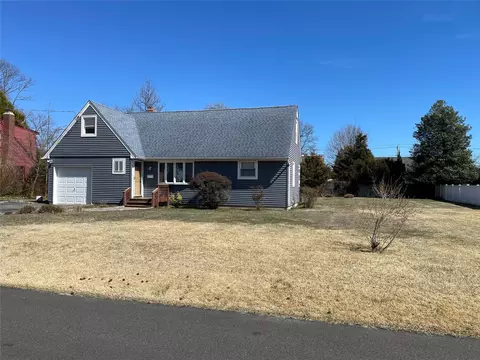 16 Guilette Pl, Amityville, NY 11701