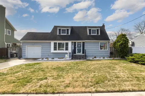 4 Prade Ln, Massapequa Park, NY 11762
