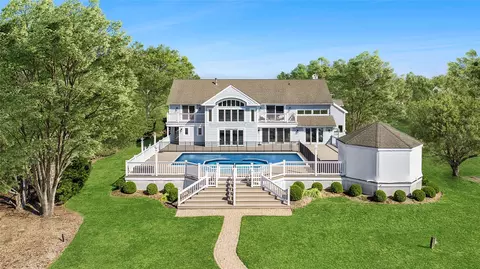 4 Bayfield Ct, Westhampton Beach, NY 11978