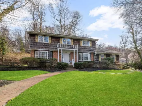 2 Cornell Ct, Setauket, NY 11733