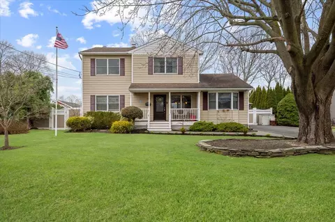 124 Meroke Ln, East Islip, NY 11730