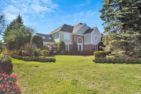 16 Stone Hill Dr N, North Hempstead, NY 11030
