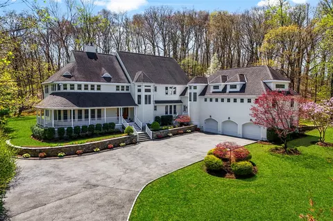 5 Pioneer Trl, North Castle, NY 10504