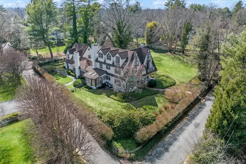 3 Wincoma Dr, Huntington, NY 11743