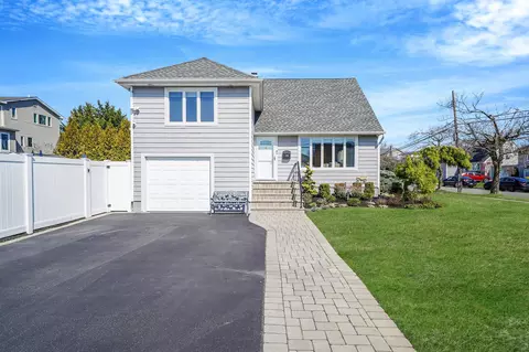 1721 James St, Merrick, NY 11566
