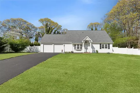 3 Hamilton Ct, Coram, NY 11727